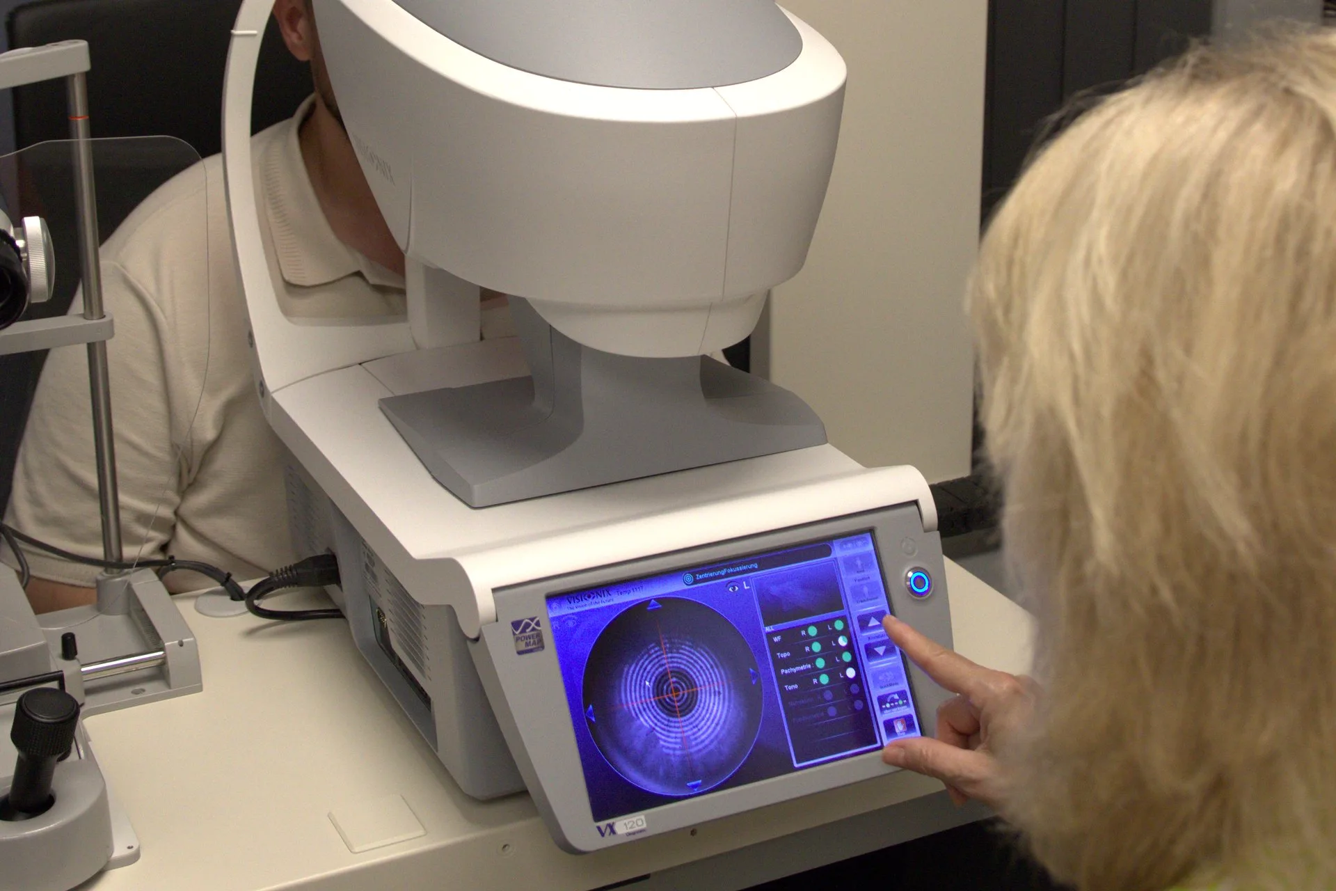 Augenvermessung am Messgerät beim Sehtest bei ADLER Optik & Akustik