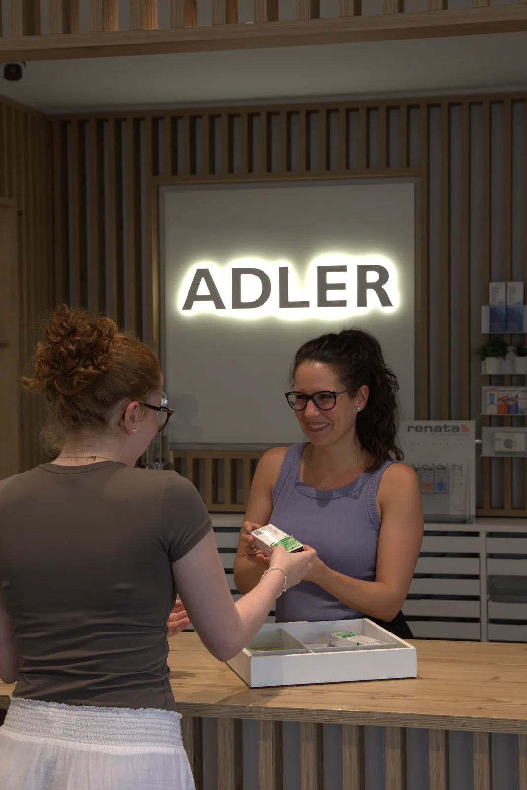 Abholung nachbestellter Kontaktlinsen im ADLER Fachgeschäft