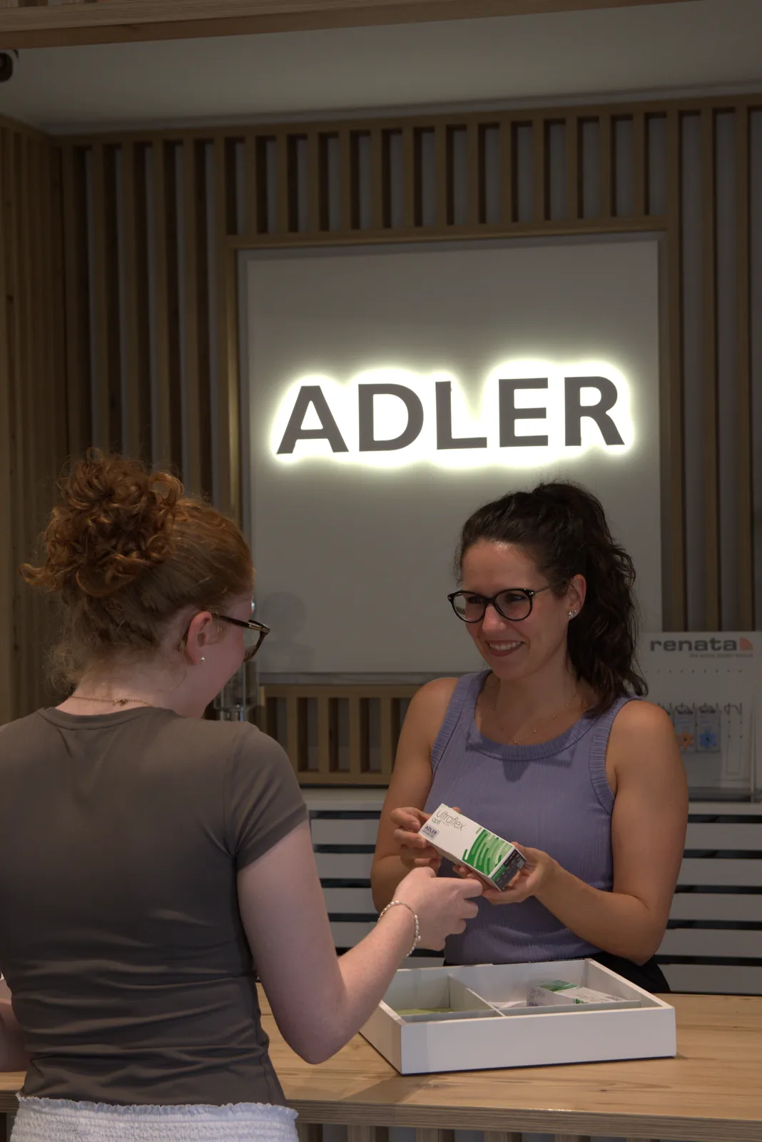 Kontaktlinsen-Packungen unserer Eigenmarke bei ADLER