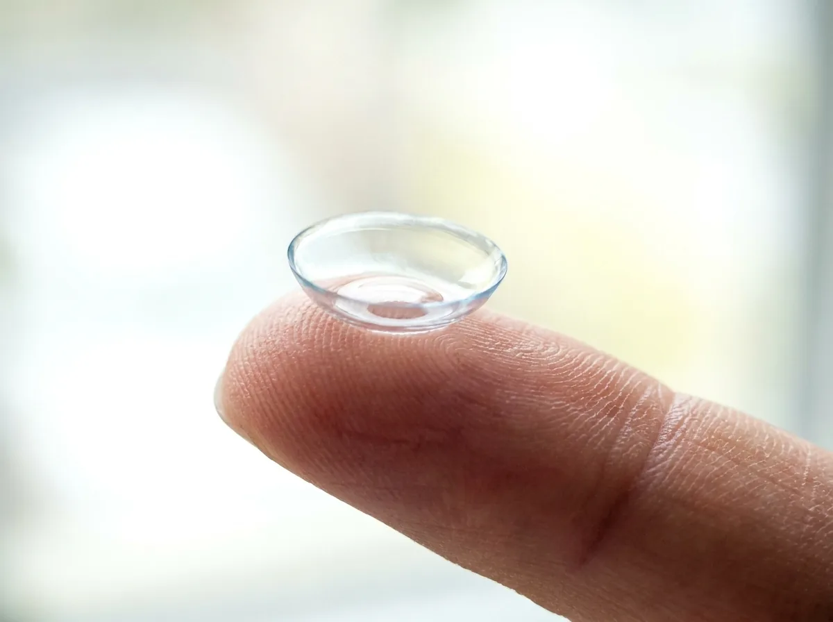 Weiche Kontaktlinse auf einer Fingerkuppe, bereit zum Einsetzen